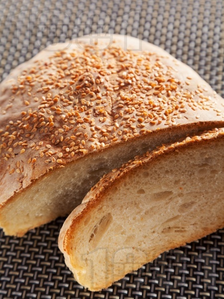 Питка от пшеничено и ръжено брашно със сусам (с мая) - снимка на рецептата